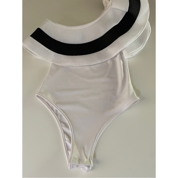 One Shoulder Ruffle Bodysuit - Picture 4 of 7